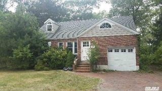 621 Asharoken Blvd, Bayshore, NY 11706-6303