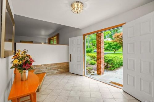 8 Virginia Ln, Thornwood, NY 10594-2007