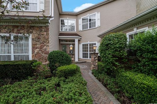 24 Hamlet Dr, Mount Sinai NY  11766-3002 exterior