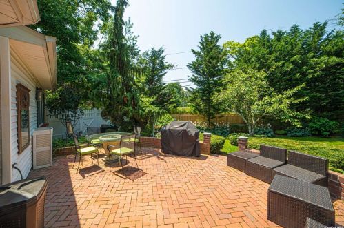 120 Lakeside Dr, Oakdale NY  11769-2250 exterior