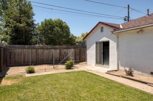 652 North St, Manteca CA 95336-4831 exterior