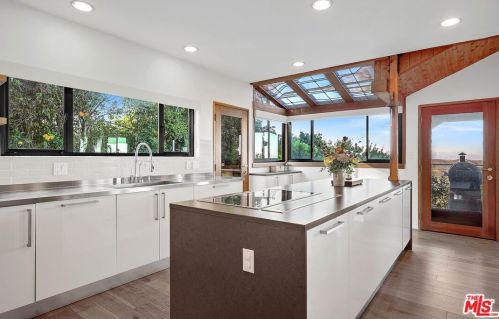 21629 Saddle Peak Rd, Topanga CA  90290-3415 exterior