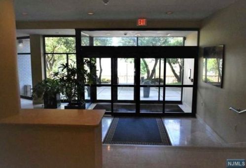 1375 River Rd, Edgewater NJ 07020-1518 exterior