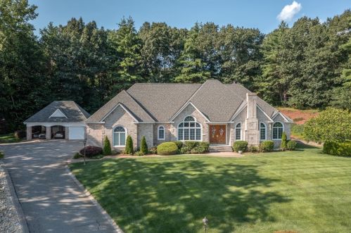 135 Hooker Farm Rd, Salem NH  03079-1815 exterior