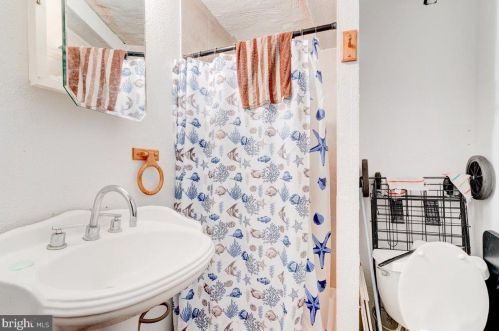 6617 Guyer Ave, Philadelphia PA 19153-2406 exterior