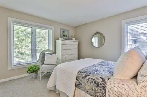 5 Tsienneto Rd, Derry NH  03038-1549 exterior