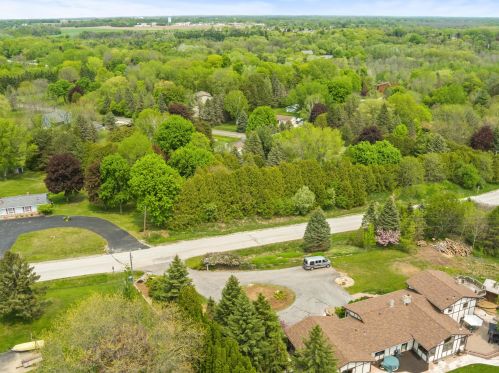 1410 Whitewater Dr, Manitowoc WI 54220-9437 exterior