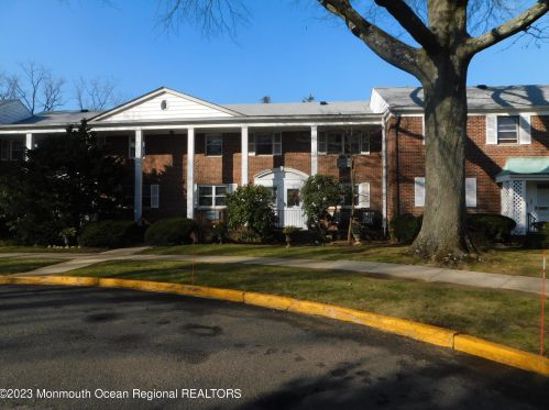 23 Manor Dr, Tinton Falls, NJ 07712-2568