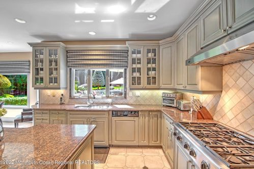 24 Dora Ln, Holmdel Village NJ  07733-1671 exterior