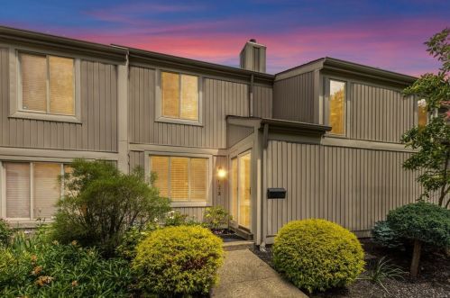 1573 Pineview Dr, Pittsburgh, PA 15241-3203