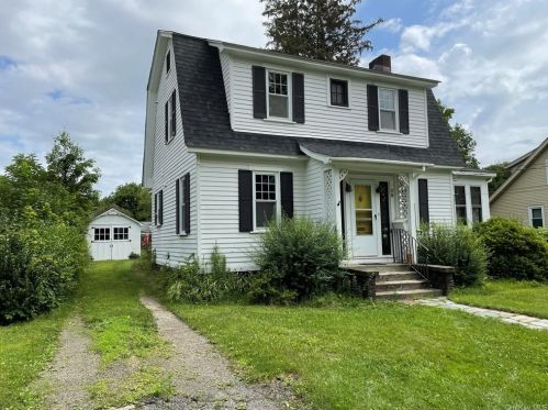 28 Pine St, Cornwall Hud, NY 12520-1131