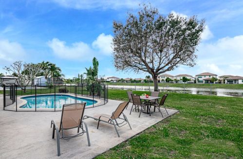 135 Sunflower Cir, West Palm Beach, FL 33411-8006