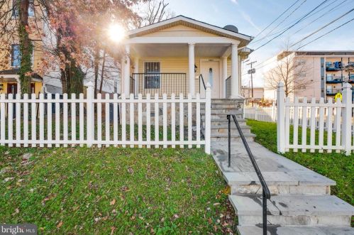 5001 Ayers Pl, Washington, DC 20019-6450