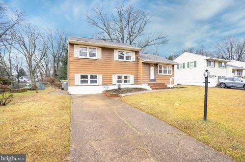 1064 Wagoner Dr, Wilmington, DE 19805-1033