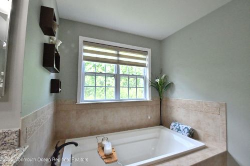 7 Lily Ln, Piscataway NJ  08854-6670 exterior