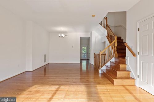 2485 Wheat Meadow Cir, Herndon VA  20171-3055 exterior