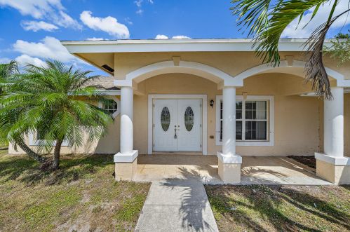 927 Mccall Rd, Fort Pierce, FL 34953-3619