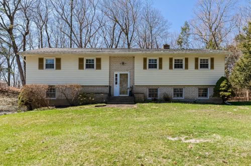 25 Pleasant Ridge Dr, Poughkeepsie, NY 12603-5665