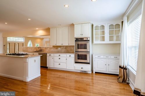 1042 Charter Oaks Dr, Lansdale PA exterior