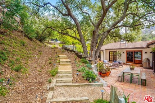 1719 Oak Dr, Topanga CA  90290-4025 exterior