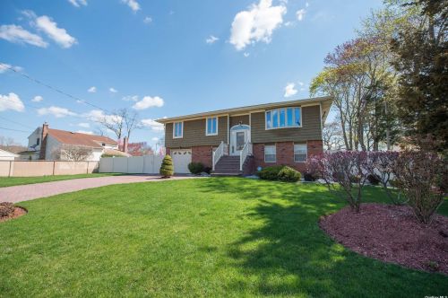 193 23rd St, Wheatley Heights, NY 11798-1704