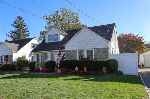 16 Chestnut St, Westbury, NY 11590-1908