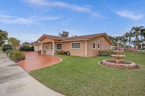 7215 15th Ave, Hialeah FL  33014-3805 exterior