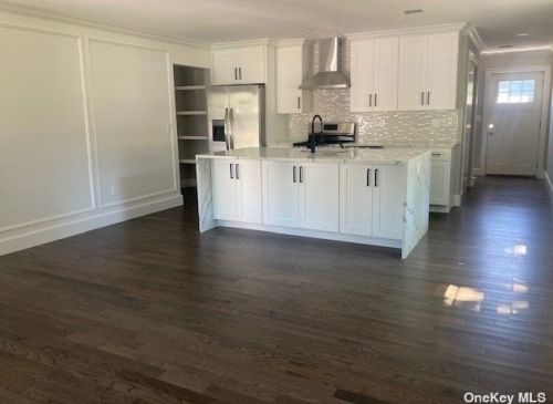 18 Parkway Blvd, Wheatley Heights, NY 11798-4304
