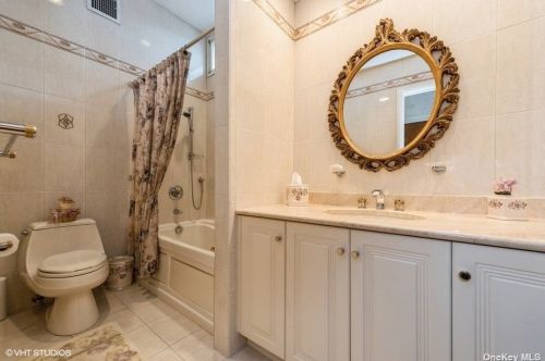 76 Shelbourne Ln, New Hyde Park NY  11040-1044 exterior