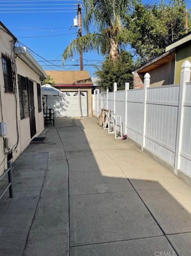 4305 Lugo Ave, Lynwood CA  90262-3818 exterior