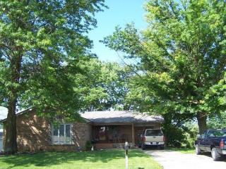 137 Lowry Ln, Versailles, KY 40390-1218