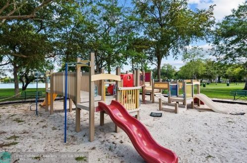 19621 58 Ave, Hialeah FL  33015-4909 exterior