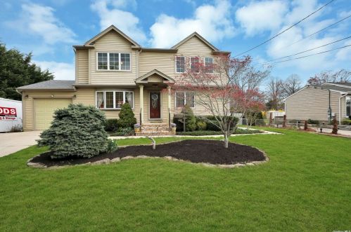 19 Riverdale Ave, Oakdale, NY 11769-1544