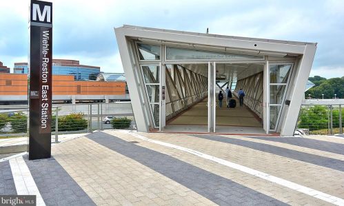 1946 Crescent Park Dr, Herndon VA 20190-3289 exterior