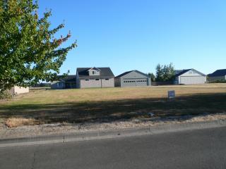 806 Skyraider Dr, Independence, OR 97351-9648