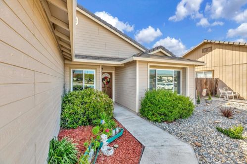2130 Cerra Vista Dr, Hollister, CA 95023-6252