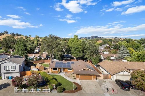 221 Alamo Dr, Vacaville CA  95688-2423 exterior