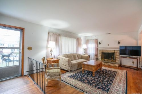 3 Boniello Dr, Mahopac, NY 10541-2810