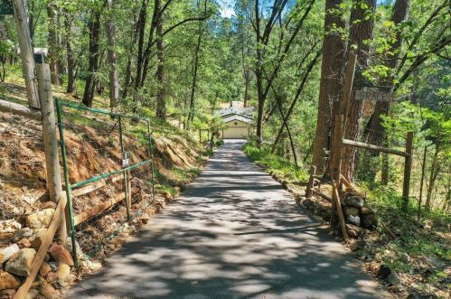 15563 Little Valley Rd, Grass Valley, CA 95949-6873