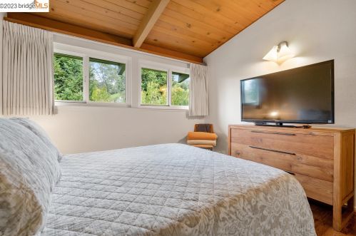 8 Rae Dr, Orinda CA  94563-4360 exterior