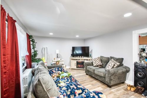 8 Jetland Pl, Bridgeport CT  06605-3318 exterior