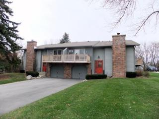 382 Manchester Ln, Chenequa, WI 53029-2746