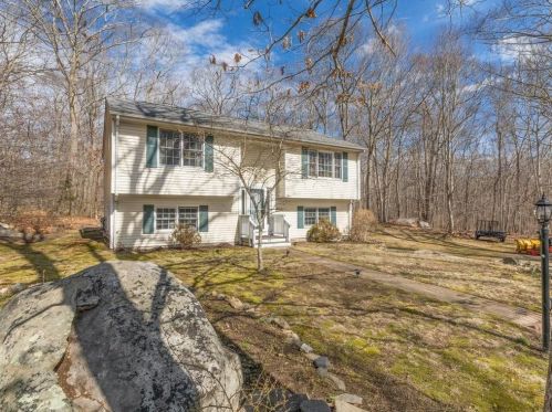 90 Red Maple Ter, North Kingstown, RI 02852-3840