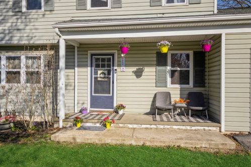 23 Macintosh Ln, New Hamburg, NY 12590-3825