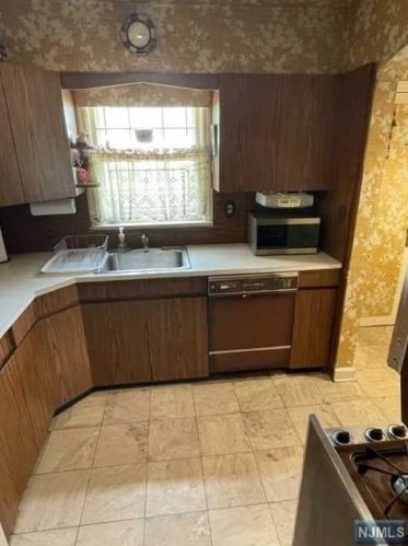 281 Lindbergh Blvd, Teaneck NJ  07666-6542 exterior