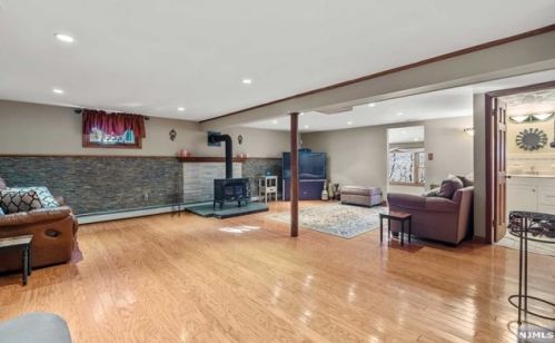 37 Minnehaha Blvd, Oakland, NJ 07436-2803