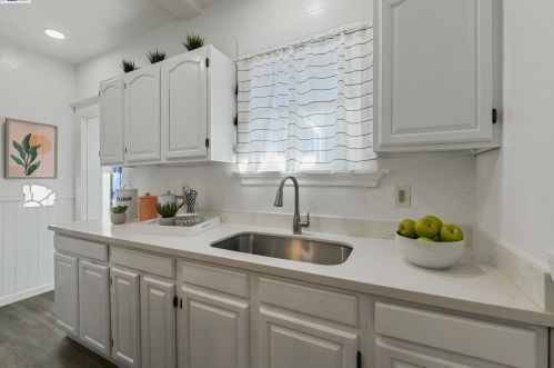 733 59th St, Oakland CA 94609-1417 exterior