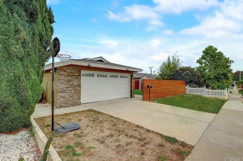 8251 Newman Ave, Huntington Beach, CA 92647-7036