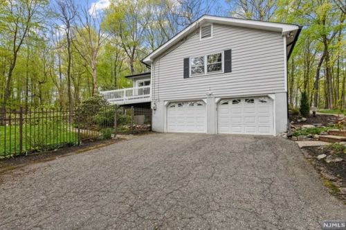1 Springwood Ter, Kinnelon NJ  07405-2166 exterior