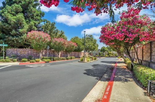 6384 Laguna Mirage Ln, Elk Grove CA  95758-5461 exterior